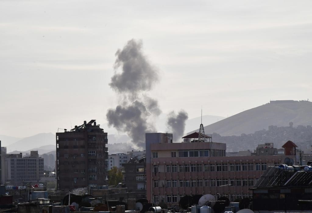這是4月1日在敘利亞首都大馬士革拍攝的爆炸后升起的濃煙。新華社發(fā)（阿瑪爾攝）