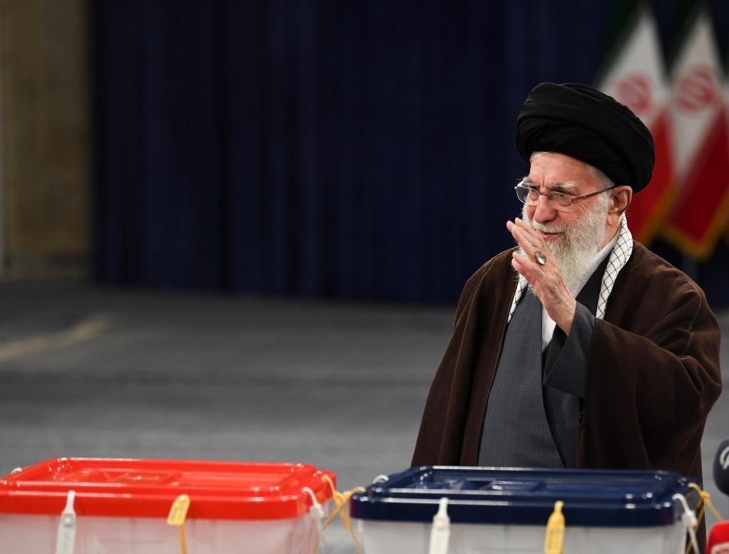 3月1日，在伊朗首都德黑蘭，伊朗最高領袖哈梅內(nèi)伊在設于領袖府內(nèi)的投票站投票。新華社記者沙達提攝