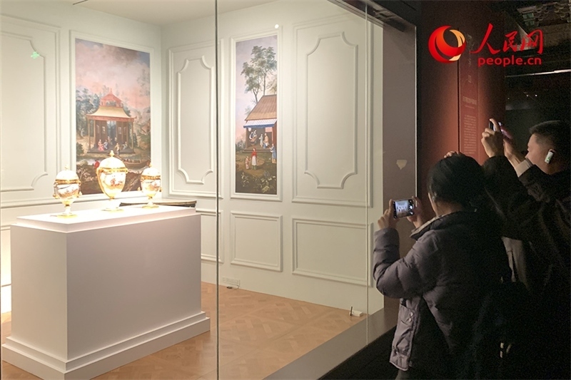 游客正在參觀展覽。人民網(wǎng)記者 韋衍行攝