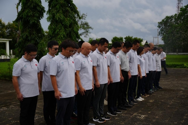 醫(yī)療隊(duì)隊(duì)員默哀。中國(guó)援桑醫(yī)療隊(duì)供圖