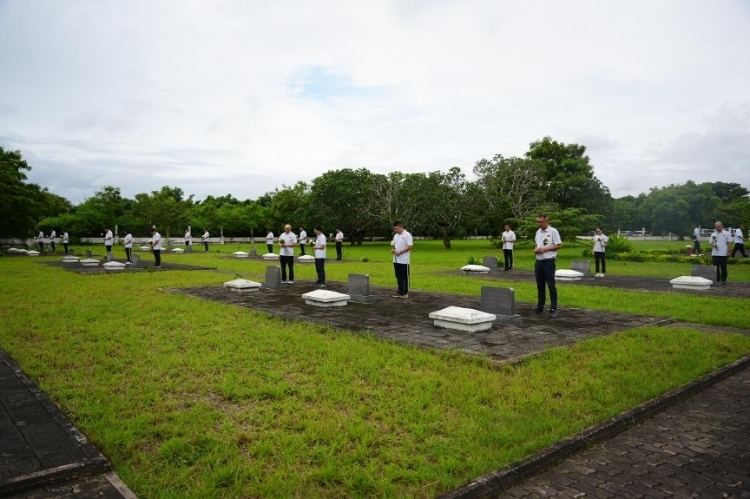 醫(yī)療隊(duì)隊(duì)員向烈士們獻(xiàn)花。中國(guó)援桑醫(yī)療隊(duì)供圖