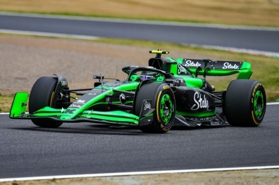 4月5日，索伯車隊(duì)中國車手周冠宇在練習(xí)賽中。新華社記者 張笑宇 攝