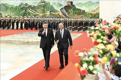 △2024年3月25日，習近平主席在北京人民大會堂同來華進行國事訪問的瑙魯總統(tǒng)阿迪昂舉行會談。這是會談前，習近平主席在人民大會堂北大廳為阿迪昂總統(tǒng)舉行歡迎儀式。