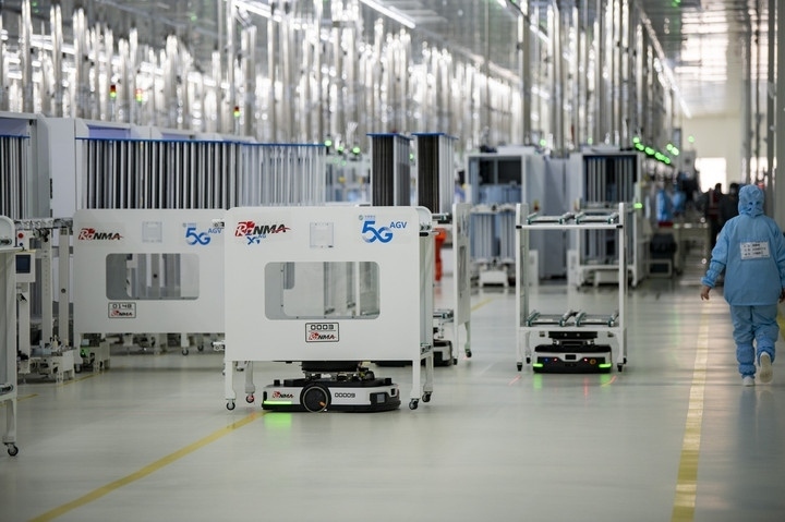 2024年1月10日，在位于浙江省金華市金義新區(qū)的潤(rùn)馬光能集團(tuán)金華工廠(chǎng)智能化生產(chǎn)車(chē)間里，AGV（自動(dòng)導(dǎo)引運(yùn)輸）小車(chē)忙碌穿梭在生產(chǎn)單元之間。圖源新華社