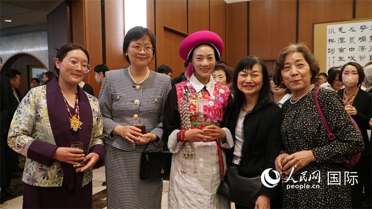 來賓與茨姆等人熱烈交流并合影留念。人民網 蔣曉辰攝