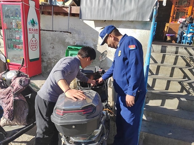 拉薩市消防救援支隊(duì)組織開(kāi)展電動(dòng)自行車消防安全檢查工作。受訪者供圖