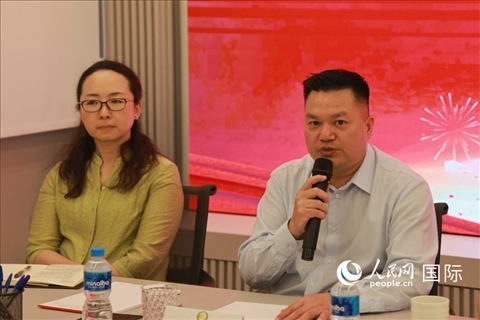 巴西和統(tǒng)會(huì)會(huì)長(zhǎng)張小春（右）在座談會(huì)上致辭。人民網(wǎng)記者 陳海琪攝