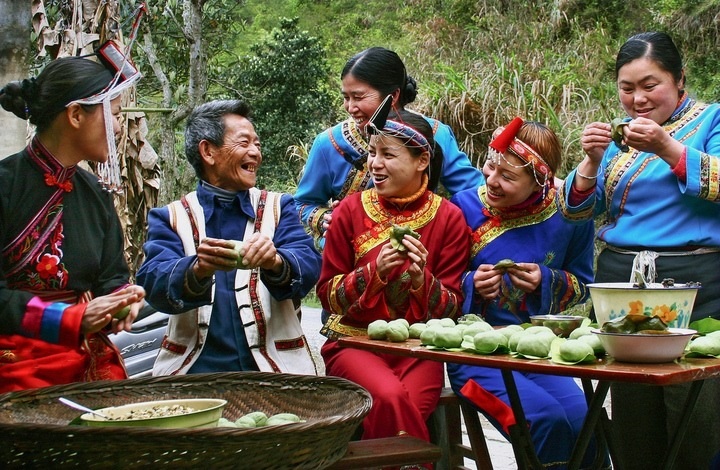 畬族群眾一起做清明果。供圖 共享聯(lián)盟·景寧