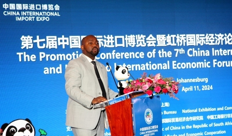 標(biāo)準(zhǔn)銀行集團企業(yè)與商業(yè)銀行部國際貿(mào)易總經(jīng)理武巴致辭。（圖片來源：中國國際進口博覽會官微）