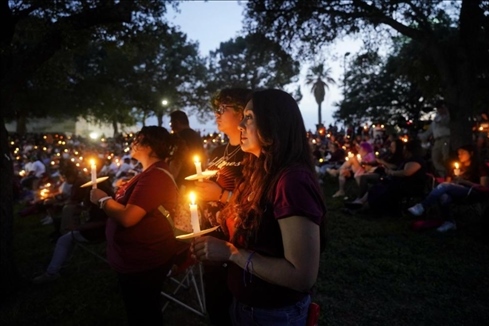 2023年5月24日，在美國得克薩斯州小城尤瓦爾迪，人們參加守夜儀式悼念校園槍擊遇害者。新華社記者吳曉凌攝