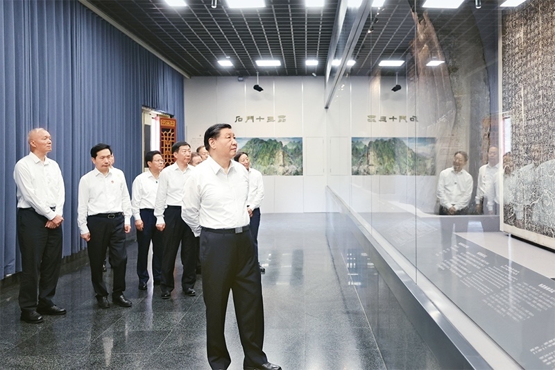 2023年7月29日，中共中央總書記、國(guó)家主席、中央軍委主席習(xí)近平在四川考察結(jié)束返京途中，來(lái)到陜西省漢中市考察。這是習(xí)近平參觀漢中市博物館有關(guān)歷史文物展陳。 新華社記者 鞠鵬/攝