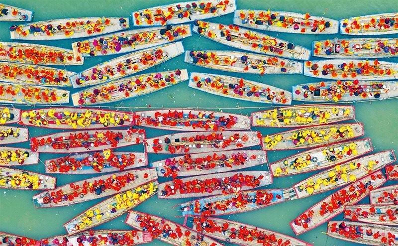 溱潼會(huì)船由南宋相沿至今，歷經(jīng)數(shù)百年傳承，被列入國家級(jí)非物質(zhì)文化遺產(chǎn)名錄。圖為2024年4月6日在江蘇省泰州市姜堰區(qū)溱湖國家濕地公園參加會(huì)船表演的船只。 新華社發(fā) 湯德宏/攝