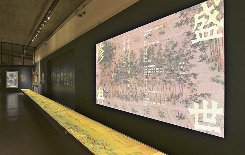 “中國歷代繪畫大系”，是習(xí)近平總書記親自批準(zhǔn)、高度重視的一項(xiàng)規(guī)模浩大、縱貫歷史、橫跨中外的國家級(jí)重大文化工程。圖為中國國家版本館杭州分館展示的“盛世修典——‘中國歷代繪畫大系’”收錄的數(shù)字化古畫（2023年5月31日攝）。 新華社記者 翁忻旸/攝