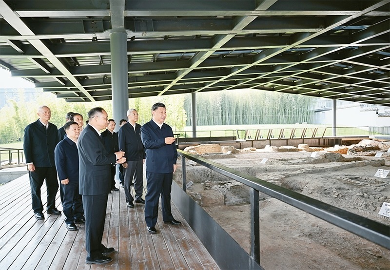 2023年10月10日至13日，中共中央總書記、國(guó)家主席、中央軍委主席習(xí)近平在江西考察。這是11日上午，習(xí)近平在景德鎮(zhèn)市陶陽(yáng)里歷史文化街區(qū)南麓遺址考察。 新華社記者 謝環(huán)馳/攝