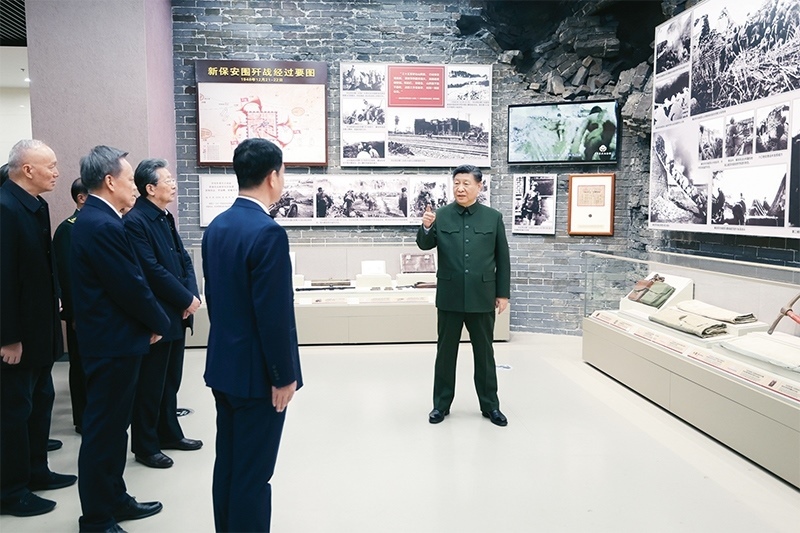 2024年2月1日至2日，中共中央總書記、國(guó)家主席、中央軍委主席習(xí)近平來(lái)到天津，看望慰問(wèn)基層干部群眾。這是2日上午，習(xí)近平在平津戰(zhàn)役紀(jì)念館考察。 新華社記者 鞠鵬/攝