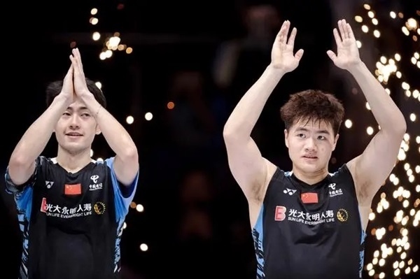 4月14日，梁偉鏗（右）/王昶在頒獎儀式上。 新華社記者 江漢攝