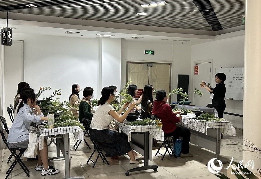 插花體驗(yàn)課。人民網(wǎng) 玄番登史江攝