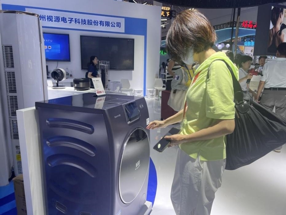 在廣東館展區(qū)內(nèi)，觀展者正在了解家用電器性能。人民網(wǎng)記者 楊迪攝