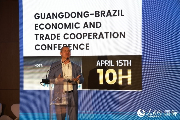 巴西里約州能源和海洋經(jīng)濟(jì)部國務(wù)秘書費(fèi)利佩·佩肖托在推介會上致辭。人民網(wǎng)記者 陳海琪攝