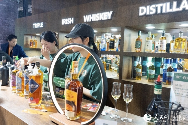 第四屆中國國際消費(fèi)品博覽會(huì)愛爾蘭國家館內(nèi)的參展商。人民網(wǎng) 常沙攝