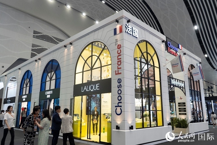 第四屆中國國際消費(fèi)品博覽會(huì)法國國家館。人民網(wǎng) 常沙攝