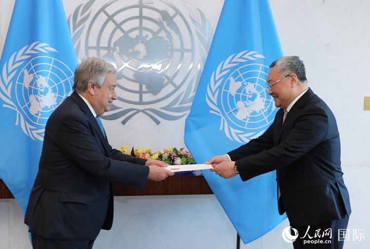 4月16日，中國新任常駐聯(lián)合國代表、特命全權(quán)大使傅聰在紐約聯(lián)合國總部向聯(lián)合國秘書長古特雷斯遞交了全權(quán)證書。 人民網(wǎng)記者 李志偉攝