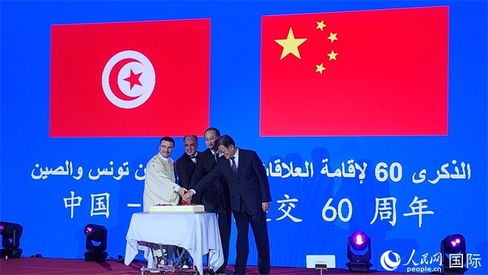 與會(huì)嘉賓共同切紀(jì)念蛋糕，從左至右分別為突尼斯國(guó)家旅游局局長(zhǎng)侯賽因、突尼斯駐華大使阿迪勒·阿拉比、外交部副部長(zhǎng)鄧勵(lì)、中國(guó)人民對(duì)外友好協(xié)會(huì)副會(huì)長(zhǎng)李?？?。人民網(wǎng)記者 萬(wàn)宇攝