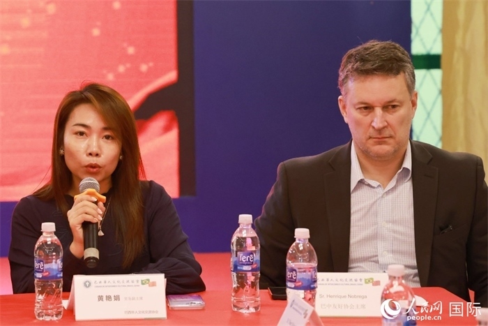 巴西文協(xié)代會長黃艷娟（左）在座談會上致辭。人民網(wǎng)記者 陳海琪攝