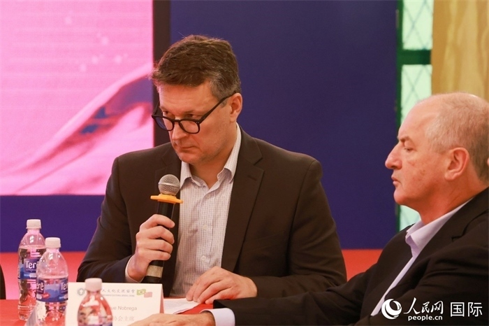 中巴友好協(xié)會主席恩里克·諾布雷加（左）在座談會上致辭。人民網(wǎng)記者 陳海琪攝