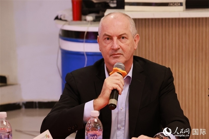 巴西里約大都會研究所執(zhí)行官西奧·舒克在座談會上致辭。人民網(wǎng)記者 陳海琪攝