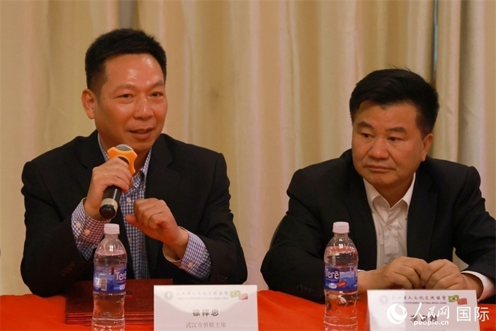 武漢市僑聯(lián)主席徐祥忠（左）在座談會上致辭。人民網(wǎng)記者 陳海琪攝