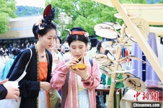 漢服愛好者逛集市。中國絲綢博物館 供圖