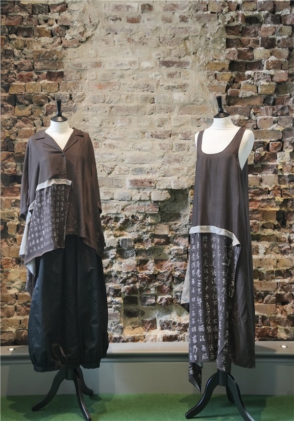 展覽展示的以中國文字為創(chuàng)作靈感的服裝《心經(jīng)》。主辦方供圖