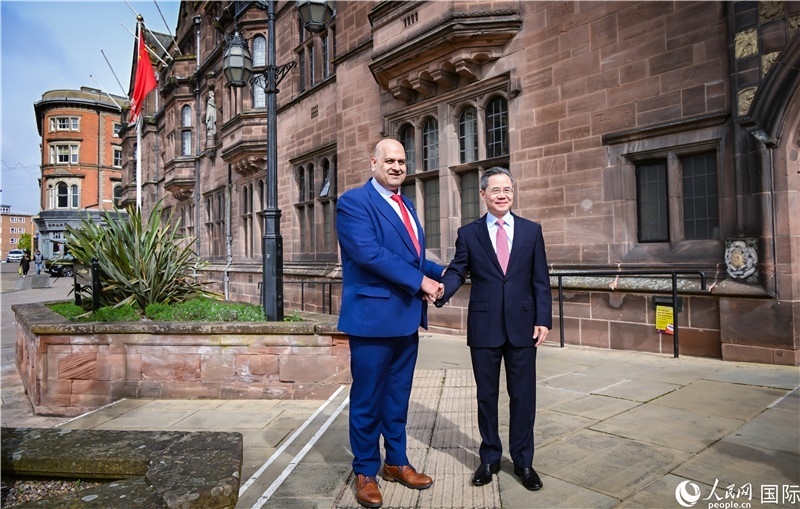 圖為中國駐英國大使鄭澤光在考文垂市政廳會見現(xiàn)場。人民網(wǎng) 郭錦標攝