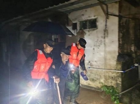 廣東多地出現(xiàn)洪澇災(zāi)情 部隊官兵全力進(jìn)行搶險救援