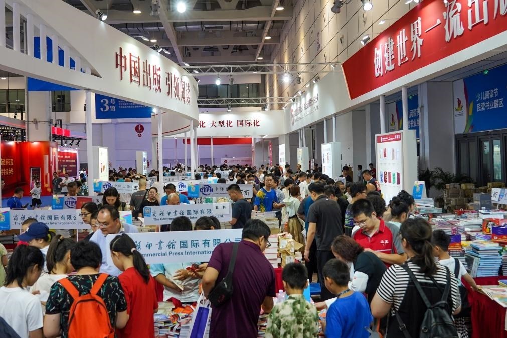 2023年7月31日，在第31屆全國(guó)圖書(shū)交易博覽會(huì)上，讀者在閱覽選購(gòu)新書(shū)。新華社記者 朱崢 攝