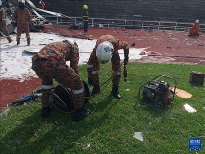 4月23日，救援人員在馬來西亞霹靂州的直升機(jī)墜毀現(xiàn)場(chǎng)救援。新華社發(fā)（馬來西亞消防拯救局供圖）