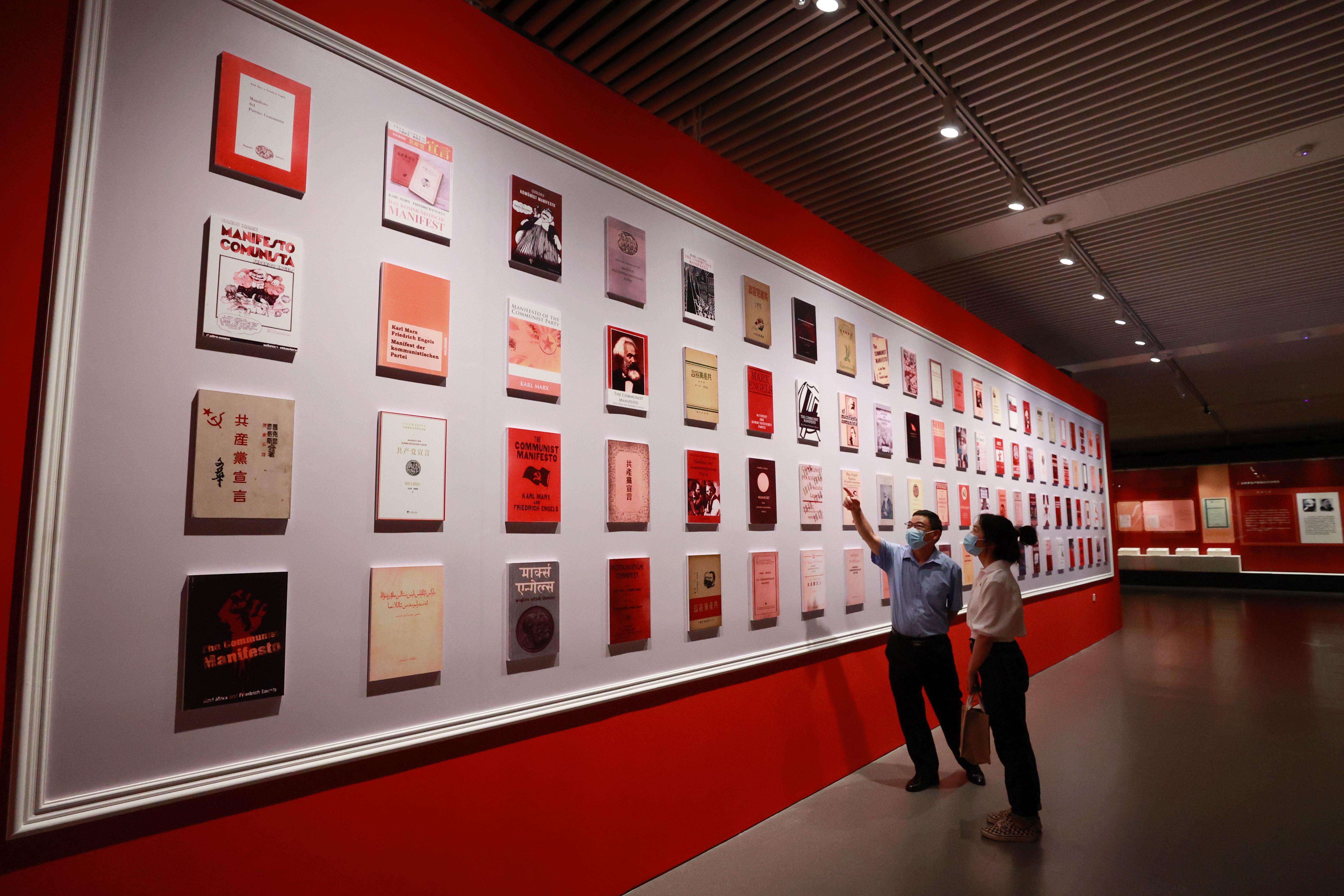 △2021年8月5日，觀眾在國家圖書館觀看不同版本的《共產(chǎn)黨宣言》。