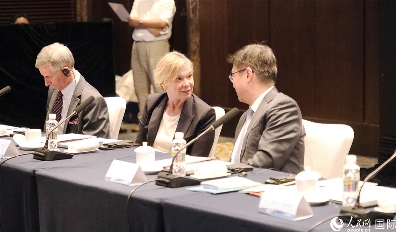 宣介會上，中外官員親切交談。人民網記者趙益普攝