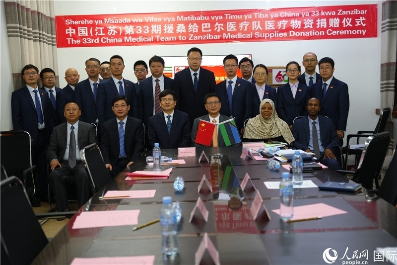 中非雙方代表及醫(yī)療隊(duì)在捐贈現(xiàn)場合影。中國援桑醫(yī)療隊(duì)供圖