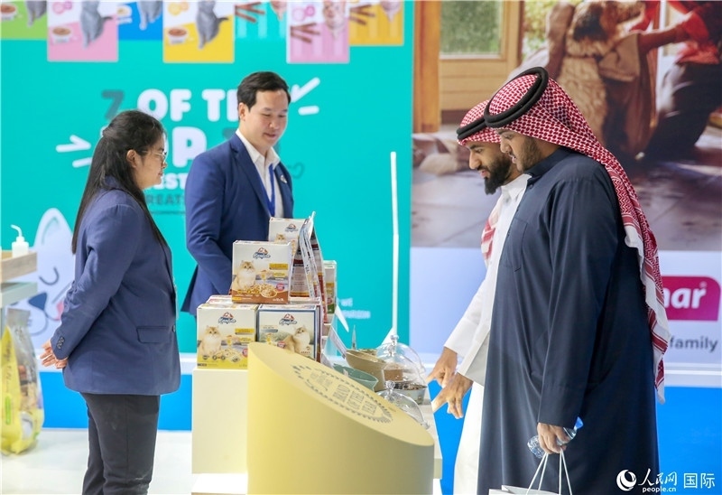 圖為當(dāng)?shù)乜蜕淘谥袊髽I(yè)展位前參觀，塔里克·易卜拉欣攝 (2)