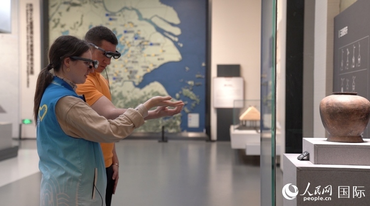 人民網(wǎng)外籍專家在良渚博物院體驗AR眼鏡。人民網(wǎng)記者 袁蒙攝