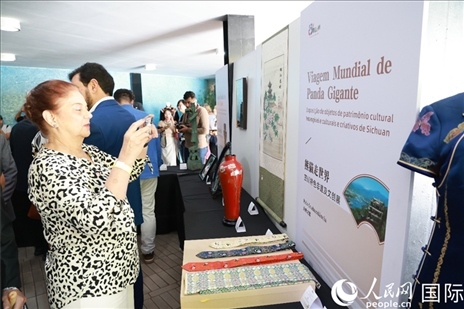 巴西民眾在活動(dòng)現(xiàn)場(chǎng)在四川非遺前駐足觀看。人民網(wǎng)記者 陳海琪攝