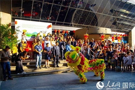 巴西民眾在里約天文館前觀看舞獅表演。四川省文化和旅游廳供圖。