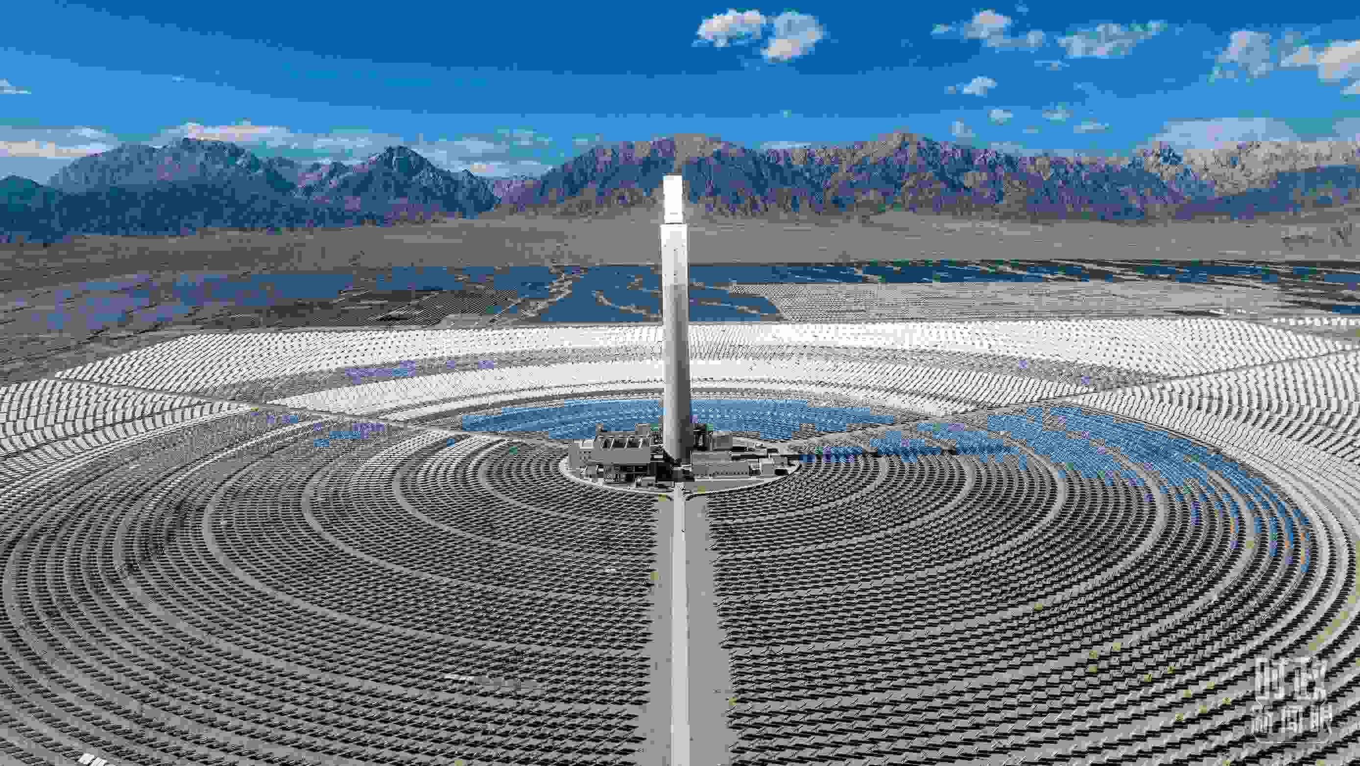 △青海海西德令哈塔式熔鹽儲(chǔ)能光熱發(fā)電廠。（圖/視覺中國）