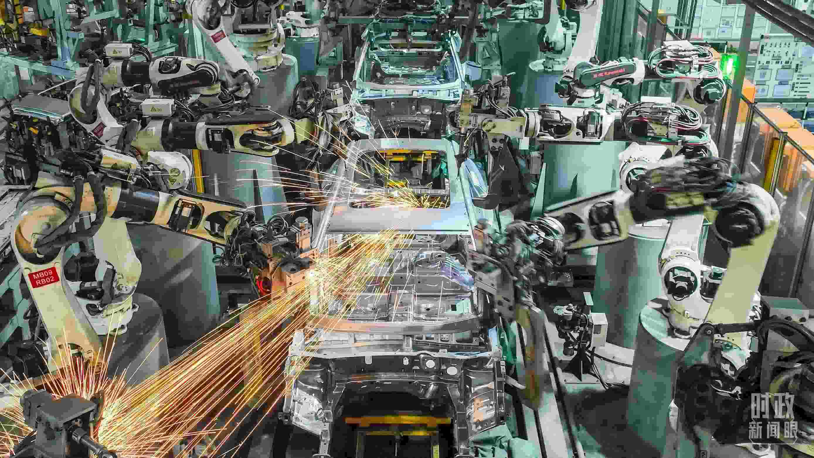  △2024年4月，重慶兩江新區(qū)的一家汽車制造企業(yè)，生產(chǎn)一派繁忙。（圖/視覺中國）