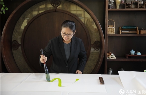 緬甸駐華大使館副館長、公使銜參贊杜欣瑪泰參加《五百筆·瀾湄合作》集體藝術創(chuàng)作。人民網王婧攝