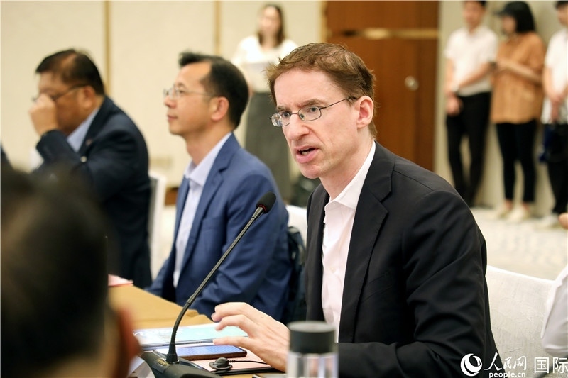 德國(guó)駐廣州總領(lǐng)事魯彥在產(chǎn)業(yè)對(duì)接會(huì)上發(fā)言。人民網(wǎng)記者趙益普攝