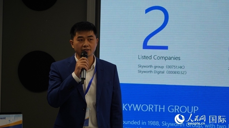 創(chuàng)維南非綠能公司總經(jīng)理倪亮介紹創(chuàng)維的破圈之路。人民網(wǎng) 劉暢攝