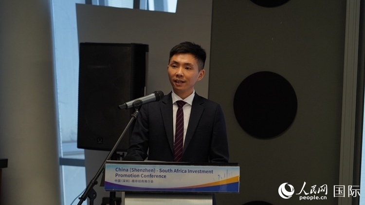 深圳市黃金珠寶首飾行業(yè)協(xié)會(huì)副會(huì)長(zhǎng)李澤鋒介紹深圳市黃金珠寶產(chǎn)業(yè)發(fā)展情況。人民網(wǎng) 劉暢攝